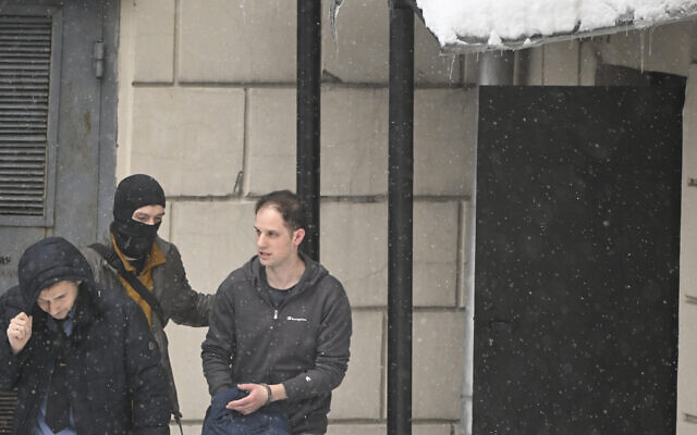 Le journaliste américain Evan Gershkovich (à droite), détenu en mars dernier pour espionnage lors d'un voyage de reportage dans l'Oural, est escorté hors du bâtiment du tribunal Lefortovsky à Moscou le 26 janvier 2024. (Crédit : Alexander NEMENOV / AFP)