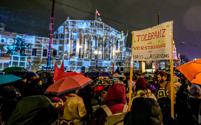 Un rassemblement sous la devise « Défendre la démocratie » contre l'extrême droite, le racisme et l'antisémitisme devant le Parlement, à Vienne, en Autriche, le 26 janvier 2024. (Crédit : Joe Klamar / AFP)