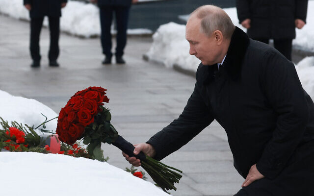 Le président russe Vladimir Poutine déposant des fleurs au monument "Mère Patrie" à l'occasion du 80e anniversaire de la libération de Leningrad du blocus nazi pendant la Seconde Guerre mondiale, à Saint-Pétersbourg, le 27 janvier 2024. (Crédit :  Vyacheslav Prokofyev/POOL/SPUTNIK/AFP)