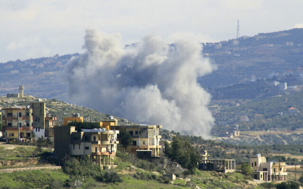 Une colonne de fumée après un bombardement aérien israélien non loin du village de Zibqin, sur une photo prise depuis le village de Majdelzoun, dans le sud Liban le 28 janvier 2024 (Crédit : Kawnat Haju/AFP)