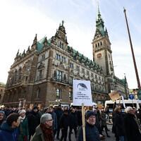Des manifestants participent à une manifestation contre le racisme et l'extrême droite, devant l'hôtel de ville de Hambourg, dans le nord de l'Allemagne, le 28 janvier 2024. (Crédit : MORRIS MAC MATZEN / AFP)