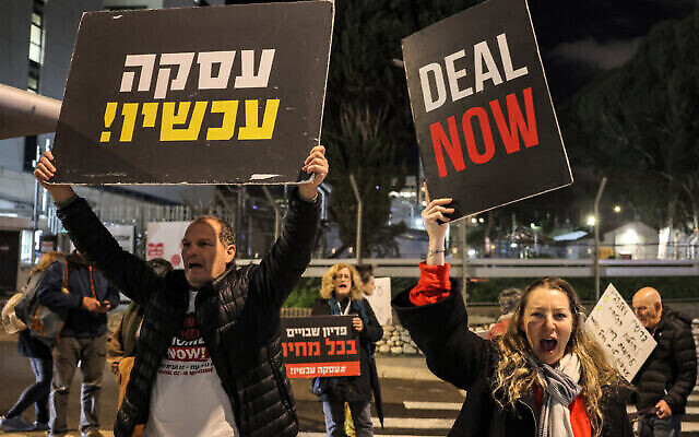 Des proches d'otages israéliens de Gaza se rassemblent avec des sympathisants pour une manifestation demandant un accord immédiat pour les faire libérer tout en bloquant une route près du ministère de la Défense à Tel Aviv, le 29 janvier 2024. (Crédit : Ahmad Gharabli/AFP)