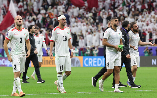 Les joueurs palestiniens saluent les supporters après le match de football de la Coupe d'Asie de l'AFC Qatar 2023 entre le Qatar et la Palestine au stade Al-Bayt à al-Khor, au nord de Doha, le 29 janvier 2024. (Crédit : Giuseppe CACACE / AFP)