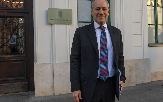 L'ambassadeur d'Italie en Hongrie Manuel Jacoangeli sort du ministère hongrois de la Justice à Budapest, en Hongrie, le 30 janvier 2024, après une réunion dans l'affaire d'Ilaria Salis (invisible) qui attend son procès pour avoir attaqué des néo-nazis à Budapest. (Crédit : Ferenc ISZA / AFP)