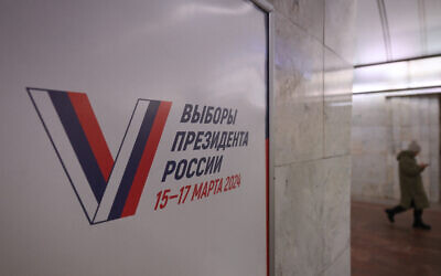 Une affiche informant sur l'élection présidentielle de 2024 dans une station de métro à Moscou le 30 janvier 2024. L'élection se déroulera sur trois jours, du 15 au 17 mars (Crédit : NATALIA KOLESNIKOVA/AFP)