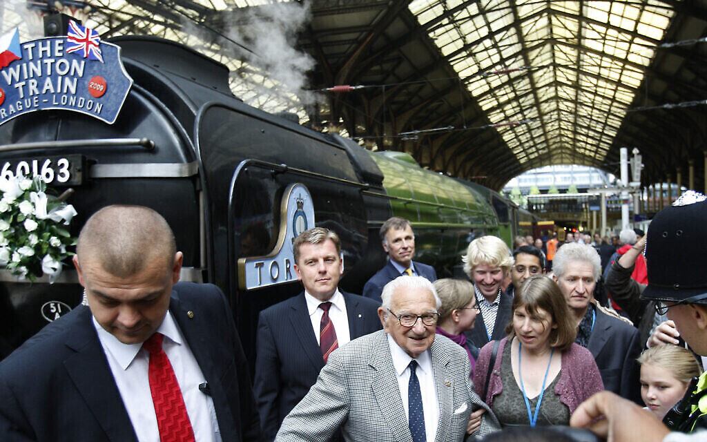 Nicholas Winton, au centre, à la gare de Liverpool Street à Londres, le 4 septembre 2009. (Crédit : AP Photo/Kirsty Wigglesworth)