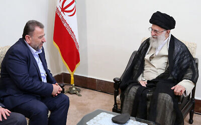 Le guide suprême iranien, l'ayatollah Ali Khamenei (à droite), rencontrant le chef adjoint du Hamas, Saleh al-Arouri, à Téhéran, le 22 juillet 2019. (Crédit : Bureau du guide suprême iranien via AP)