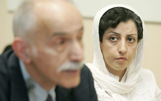L'Iranienne Narges Mohammadi, à droite, du Centre pour les défenseurs des droits de l'Homme, écoutant Karim Lahidji, président de la Ligue iranienne pour la défense des droits de l'Homme, lors d'une conférence de presse sur l'évaluation de la situation des droits de l'Homme en Iran, au siège de l'ONU à Genève, en Suisse, le 9 juin 2008. (Magali Girardin/AP/Keystone/Archives)