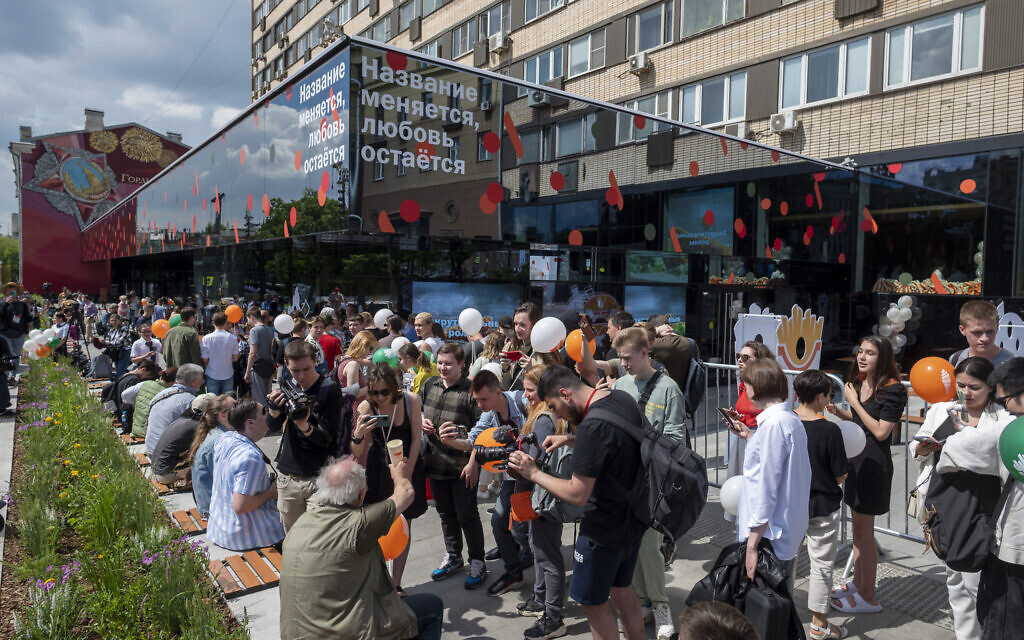 Les gens se pressent devant un nouveau restaurant situé dans un ancien Mc Donald's de Moscou, le 25 janvier 2023. (Crédit : AP Photo/Alexander Zemlianichenko, File)