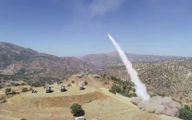 Illustration : Une image tirée d'une vidéo fournie par l'armée iranienne le 29 septembre 2022 montre un missile lancé lors d'une attaque visant la région kurde irakienne. (Crédit : Armée iranienne via AP)