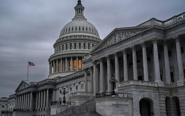 Le côté du Capitole qui abrite le sénat à Washington à l'aube, le 22 décembre 2022. (Crédit :AP/J. Scott Applewhite)
