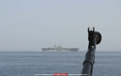 Illustration : Le canon d'une mitrailleuse d'une vedette des Gardiens de la révolution qui s'approche de l'USS Bataan dans le détroit d'Ormuz, à l'embouchure du golfe Persique, le 20 août 2023. (Crédit : Gardiens de la Révolution iranienne/Agence de presse Tasnim, via AP)