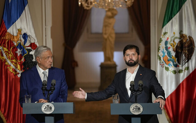 Le président chilien Gabriel Boric, à droite, aux côtés du président mexicain Manuel Lopez Obrador lors d'une déclaration commune au palais présidentiel de La Moned,a à Santiago, au Chili, le 10 septembre 2023. (Crédit : Esteban Felix/AP)