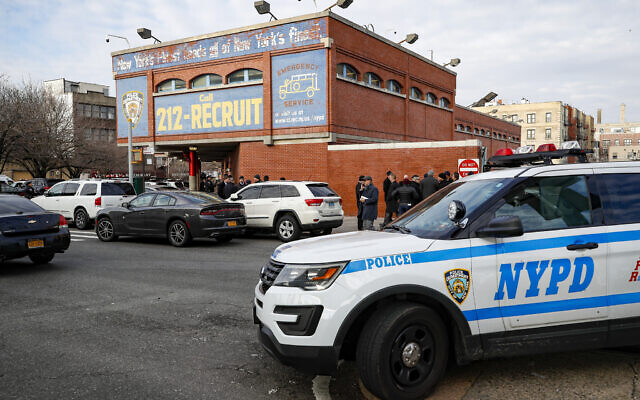 Illustration : Des policiers de la NYPD travaillant sur la scène d'une fusillade à l'extérieur du 41e commissariat, à New York le 9 février 2020. (Crédit : John Minchillo/AP Photo/Dossier)