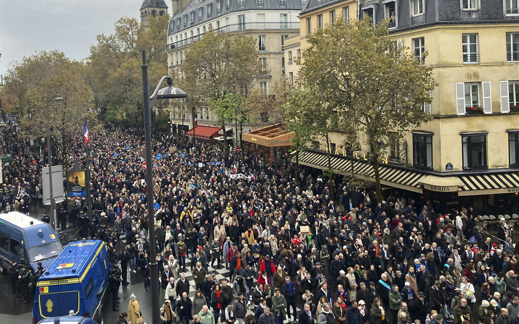 Des milliers de personnes rassemblées pour une marche contre l'antisémitisme, à Paris, en France, le 12 novembre 2023. (Crédit : Sylvie Corbet/AP Photo)