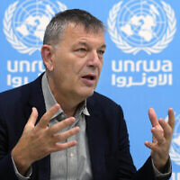 Le chef de l'Office de secours et de travaux des Nations unies pour les réfugiés palestiniens au Proche-Orient (UNRWA), Philippe Lazzarini, s'exprimant lors d'un entretien avec l'Associated Press, au siège de l'UNRWA, à Beyrouth, le 6 décembre 2023. (Crédit : Bilal Hussein/AP)