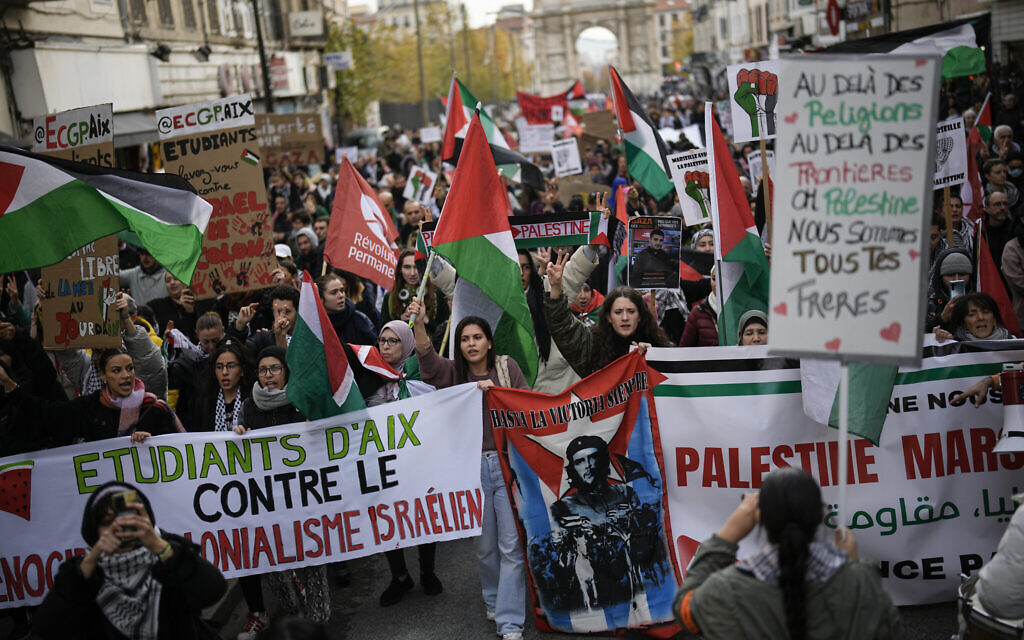 Des manifestants défilant lors d'un rassemblement anti-Israël à Marseille, dans le sud de la France, le 9 décembre 2023. (Crédit : Daniel Cole/AP Photo)