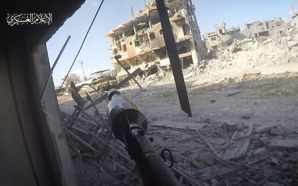 Sur cette image tirée d'une vidéo diffusée par le Hamas le 2 décembre 2023, un terroriste du Hamas tire une roquette Al-Yasin 105 sur un char israélien à Beit Hanoun, à Gaza. (Crédit : Hamas via AP)