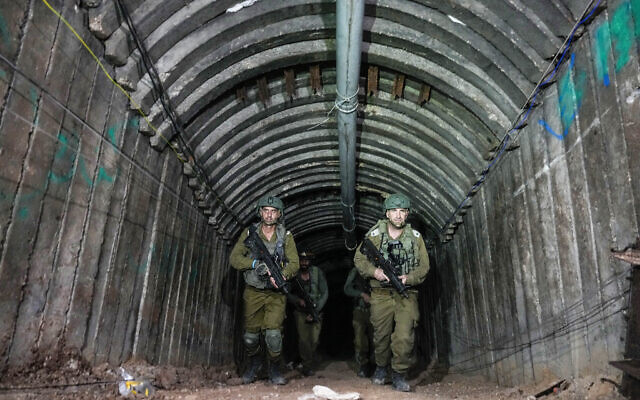 Des soldats israéliens dans un tunnel qui aurait été utilisé, selon l'armée, par le Hamas pour attaquer le poste-frontière d'Erez, dans la bande de Gaza, le 15 décembre 2023. (Crédit :AP Photo/Ariel Schalit)