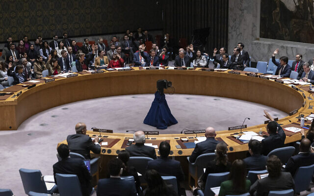 Les représentants des États-membres lors d'un vote sur une résolution portant sur Gaza pendant une réunion du Conseil de sécurité des Nations unies au siège de l'ONU, le 22 décembre 2024. (Crédit : Yuki Iwamura/AP)