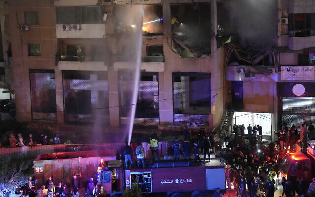 Des pompiers éteignent le feu à l'intérieur d'un appartement après une explosion dans la banlieue sud de Beyrouth, au Liban, le 2 janvier 2024. (Crédit : AP Photo/Hussein Malla)