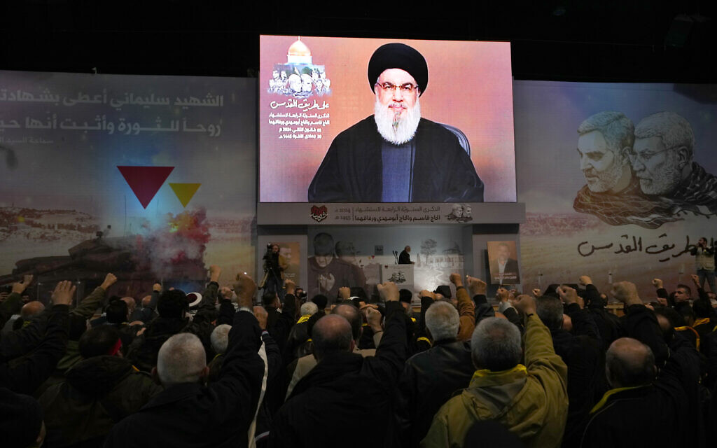 Le discours du chef du Hezbollah, Hassan Nasrallah, lors d'une cérémonie marquant le quatrième anniversaire de l'assassinat du général Qassem Soleimani, à Beyrouth, le 3 janvier 2024. (Crédit : AP/Hassan Ammar)