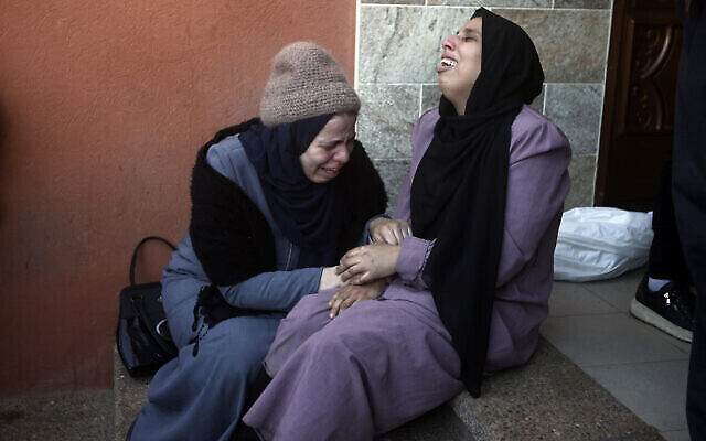 Des Palestiniennes pleurent leurs proches tués dans la bande de Gaza, devant une morgue à Khan Younis, le jeudi 4 janvier 2024. (Crédit : AP Photo/Mohammed Dahman)