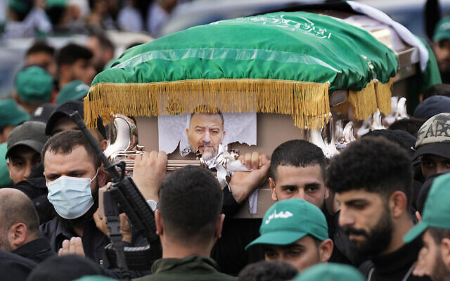 Des terroristes du Hamas portant le cercueil de Saleh al-Arouri, l'un des principaux commandants du Hamas, tué le 2 janvier lors d'une frappe attribuée à Israël, à Beyrouth, au Liban, le 4 janvier 2024. (Crédit : Hussein Malla/AP)