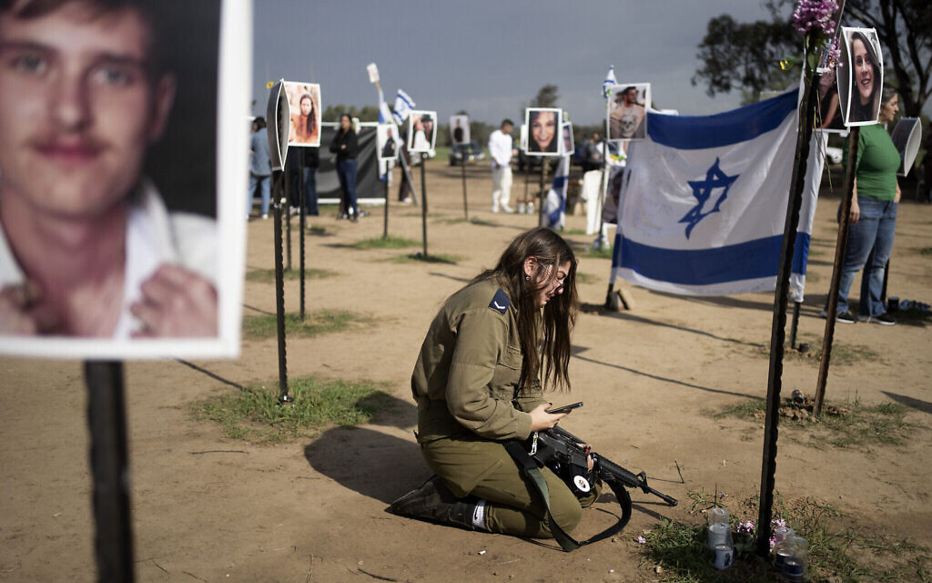 Une soldate israélienne pleure sur le site de la rave-party Supernova, attaquée en date du 7 octobre par le Hamas, après une conférence de presse sur le site à Reïm, le 5 janvier 2024. (Crédit : AP Photo/Maya Alleruzzo)