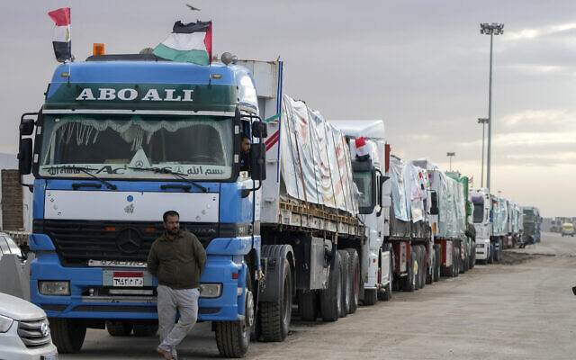 Des camions transportant de l'aide humanitaire vers Gaza, faisant la queue au poste frontière de Rafah, en Égypte, le 19 novembre 2023. (Crédit : Amr Nabil/AP/Dossier)