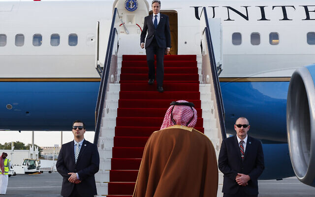 Le secrétaire d'État américain Antony Blinken arrivant à Doha, au Qatar, lors de son voyage d'une semaine au Moyen-Orient, le 7 janvier 2024. (Crédit : Evelyn Hockstein/Pool Photo via AP)