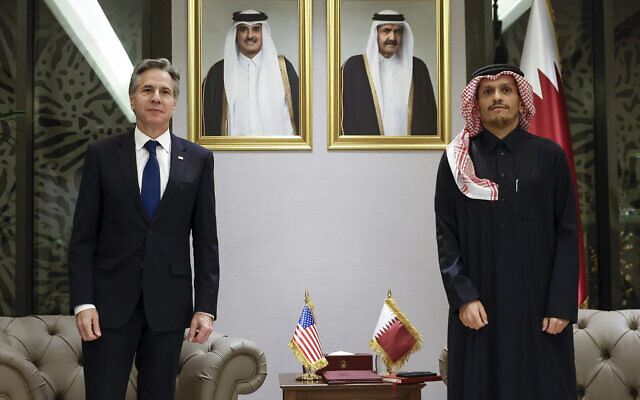 Le secrétaire d'État américain Antony Blinken, à gauche, rencontrant le Premier ministre du Qatar, l'émir Mohammed ben Abdulrahman al-Thani, à droite, au palais de Lusail, à Lusail, au Qatar, le 7 janvier 2024. (Crédit : Evelyn Hockstein/Pool photo via AP)