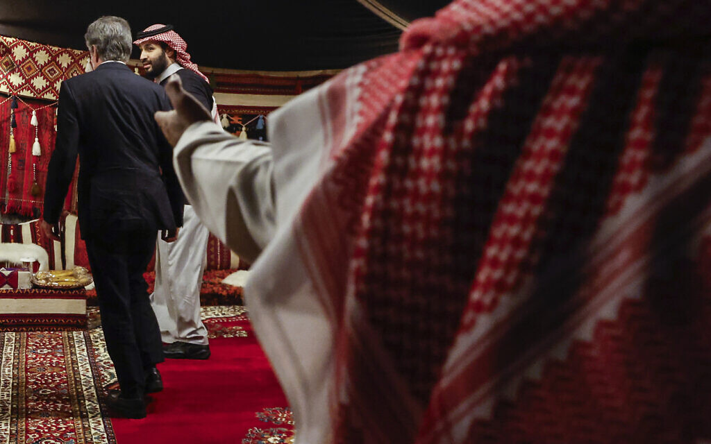 Le secrétaire d'État américain Antony Blinken, à gauche, rencontrant le prince héritier saoudien Mohammed ben Salmane, deuxième à gauche, lors de son voyage d'une semaine visant à apaiser les tensions à travers le Moyen-Orient, à al-Ula, en Arabie saoudite, le 8 janvier 2024. (Crédit : Evelyn Hockstein/Pool Photo via AP)