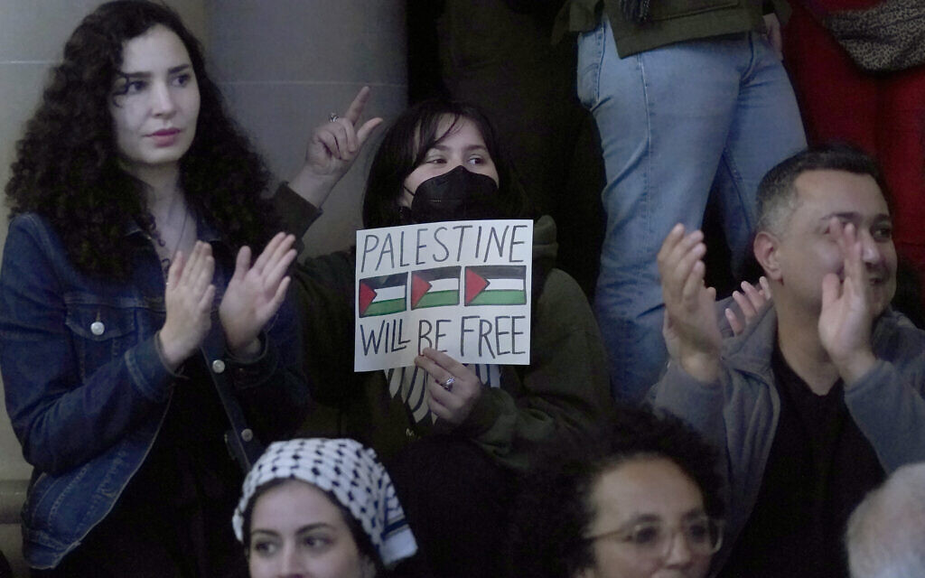 Des partisans pro-palestiniens applaudissant après une réunion du conseil des superviseurs de San Francisco, le 9 janvier 2024. (Crédit : Jeff Chiu/AP)