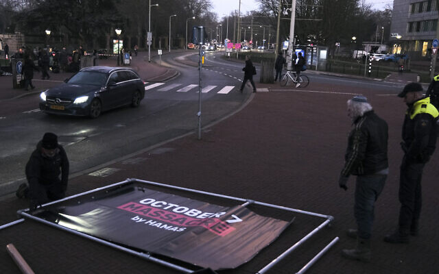Une bannière prête à être installée aux abords de la Cour internationale de Justice avant une audience à La Haye, aux Pays-Bas, le 11 janvier 2024. (Crédit : Patrick Post/AP Photo)
