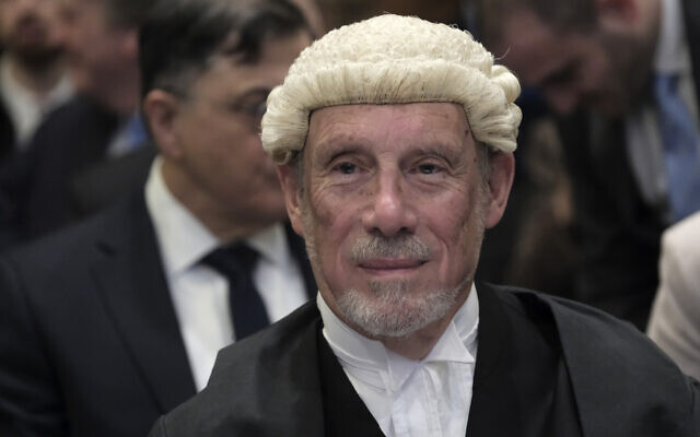 Le juriste britannique Malcolm Shaw assistant à une audience à la Cour internationale de justice, à La Haye, aux Pays-Bas, le 12 janvier 2024. (Crédit : Patrick Post/AP Photo)