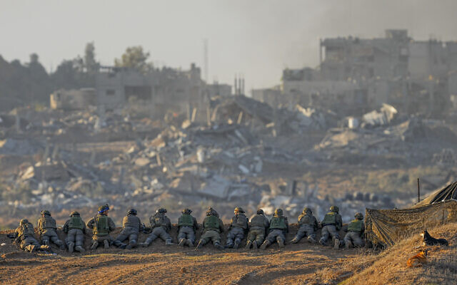 Des soldats israéliens prenant position près de la frontière de Gaza dans le sud d'Israël, le 11 décembre 2023. (Crédit : Ohad Zwigenberg/AP)