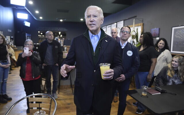 Le président américain visite un coffee shop à Emmaus, en Pennsylvanie, le 12 janvier 2024. (Crédit : AP Photo/Evan Vucci)