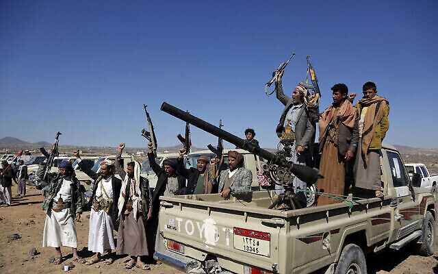 Des rebelles armés houthis soutenus par l'Iran organisent un rassemblement contre les frappes américaines et britanniques sur des sites militaires dirigés par les Houthis près de Sanaa, au Yémen, le 14 janvier 2024. (Crédit : AP Photo)