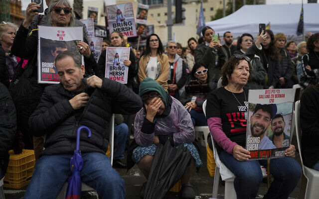 Des personnes participent à un rassemblement de 24 heures appelant à la libération des otages pris par les terroristes du Hamas dans la bande de Gaza, à Tel Aviv, Israël, dimanche 14 janvier 2024. (Crédit : AP/Ohad Zwigenberg)