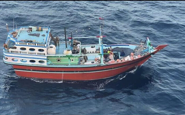 Cette photo non datée publiée par le Commandement central de l'armée américaine montre le navire qui transportait des composants de missiles iraniens destinés aux Houthis du Yémen en mer d'Arabie. (Crédit : U.S. Central Command via AP)