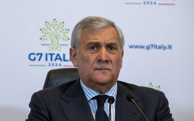 Le ministre des Affaires étrangères italien Antonio Tajani lors d'une conférence de presse sur le G7, au ministère des Affaires étrangères à Rome, le 17 janvier 2024. (Crédit : Domenico Stinellis/AP Photo)