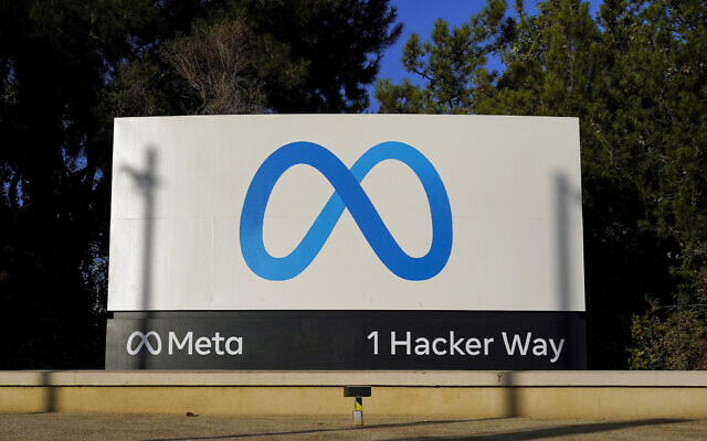 Le logo Meta sur un panneau au siège de la compagnie à Menlo Park, en Californie, le 9 novembre 2022. (Crédit : Godofredo A. Vásquez/AP)