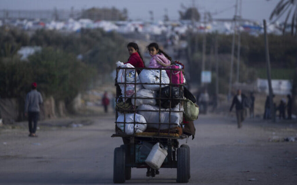 Des Palestiniens fuient Khan Younès face à l'avancée de l'offensive terrestre et aérienne d'Israël sur la bande de Gaza  et arrivent à Rafah, dans le sud de Gaza, le lundi 22 janvier 2024. (Crédit : AP Photo/Fatima Shbair)