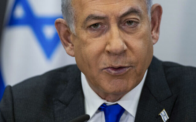 Le Premier ministre Benjamin Netanyahu dirigeant une réunion hebdomadaire du cabinet à la base de la Kirya, à Tel Aviv, le 24 décembre 2023. (Crédit : Ohad Zwigenberg/AP Photo/Pool)