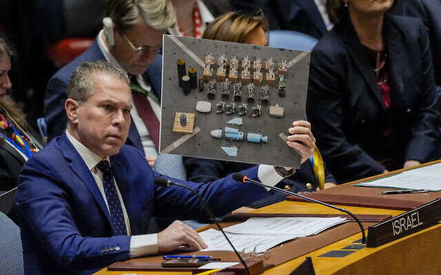 L'envoyé israélien aux Nations unies Gilad Erdan s'exprime en tenant une photo des armes envoyées par l'Iran aux les rebelles houthis qui ont été interceptées par les forces américaines pendant une réunion du Conseil de sécurité des Nations unies, au siège de l'ONU, le 23 janvier 2024. (Crédit : Peter K. Afriyie/AP)