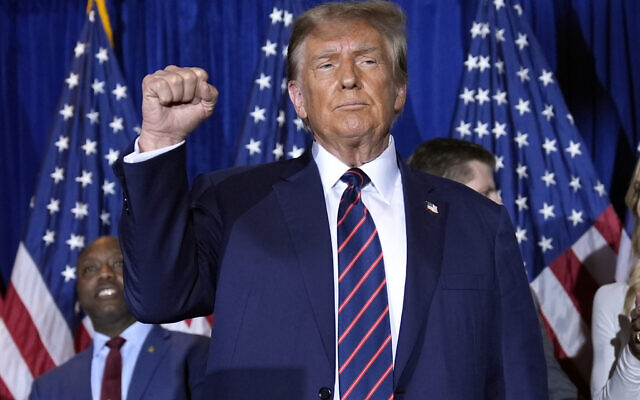 Le candidat républicain à la présidence Donald Trump après s'être exprimé lors d'une soirée électorale des Primaires à Nashua, dans le New Hampshire, le 23 janvier 2024. (Crédit : AP Photo/Matt Rourke)