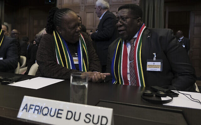 Le ministre sud-africain des Affaires étrangères Naledi Pandorthe, à gauche, assistant à la session de la Cour internationale de justice, à La Haye, aux Pays-Bas, le 26 janvier 2024. (Crédit : Patrick Post/AP Photo)