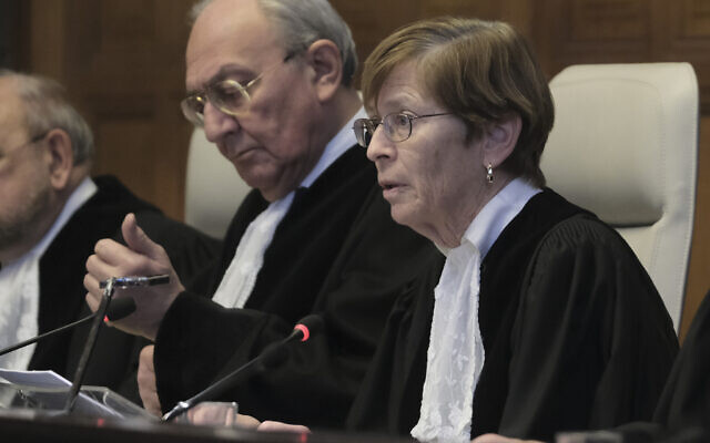 La juge présidente Joan Donoghue, à droite, ouvrant la session à la Cour internationale de justice, à La Haye, aux Pays-Bas, le 26 janvier 2024. (Crédit : Patrick Post/AP Photo) 