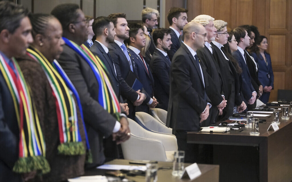 La délégation sud-africaine (à gauche), et la délégation israélienne (à droite), lors d'une session à la Cour internationale de justice, à La Haye, aux Pays-Bas, le 26 janvier 2024. (Crédit : Patrick Post/AP Photo) 